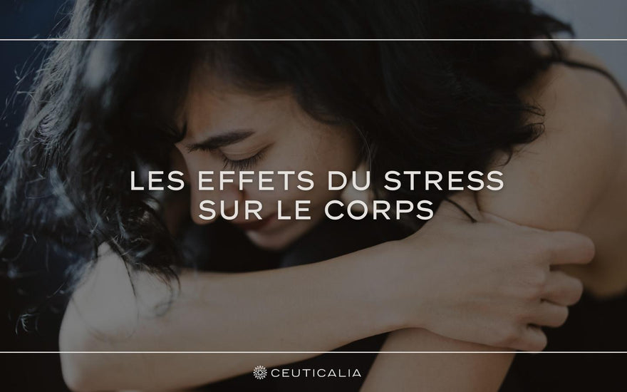 Une personne se tient l'épaule et le bras dans un geste de réconfort, avec une expression préoccupée. L'image est utilisée comme couverture pour l'article de blog intitulé 'Les Effets du Stress sur le Corps' par Ceuticalia