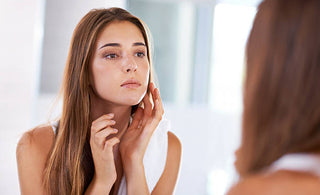 Comment lutter contre la peau grasse ? Nos meilleurs conseils pour une peau sans imperfections