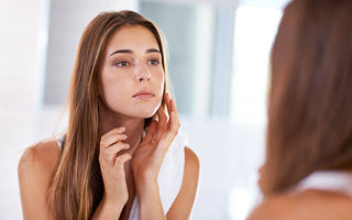 Comment lutter contre la peau grasse ? Nos meilleurs conseils pour une peau sans imperfections