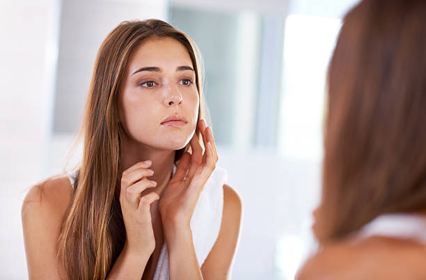 Comment lutter contre la peau grasse ? Nos meilleurs conseils pour une peau sans imperfections